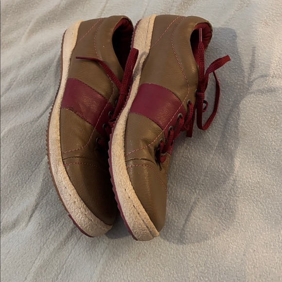 Vionic sneakers. - Picture 3 of 6